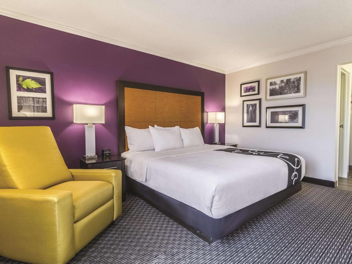 Deluxe King Room at La Quinta Inn & Suites by Wyndham Cleveland - Airport North