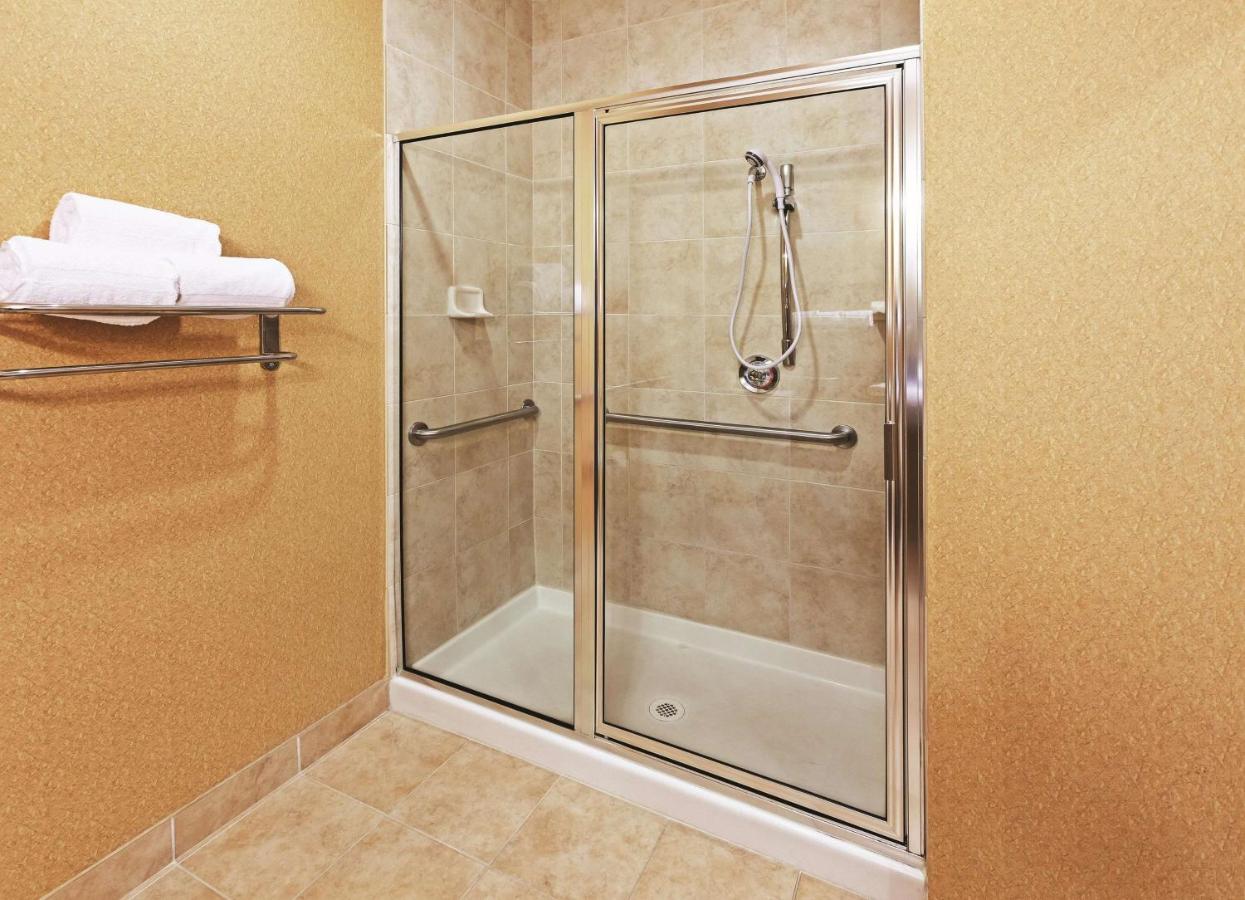 Executive King Room with Sofa at La Quinta Inn & Suites by Wyndham Longview North