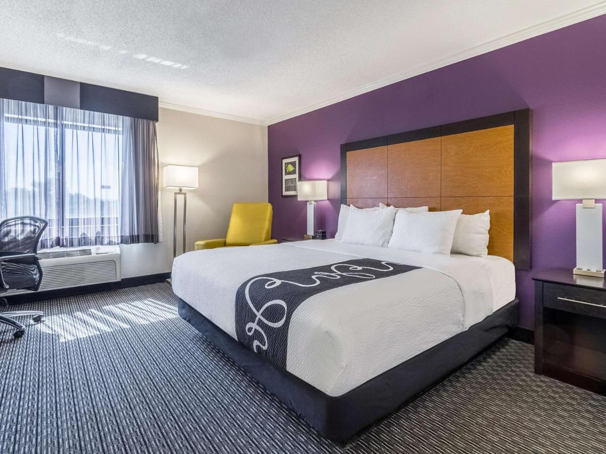 Deluxe King Room at La Quinta Inn & Suites by Wyndham Cleveland - Airport North