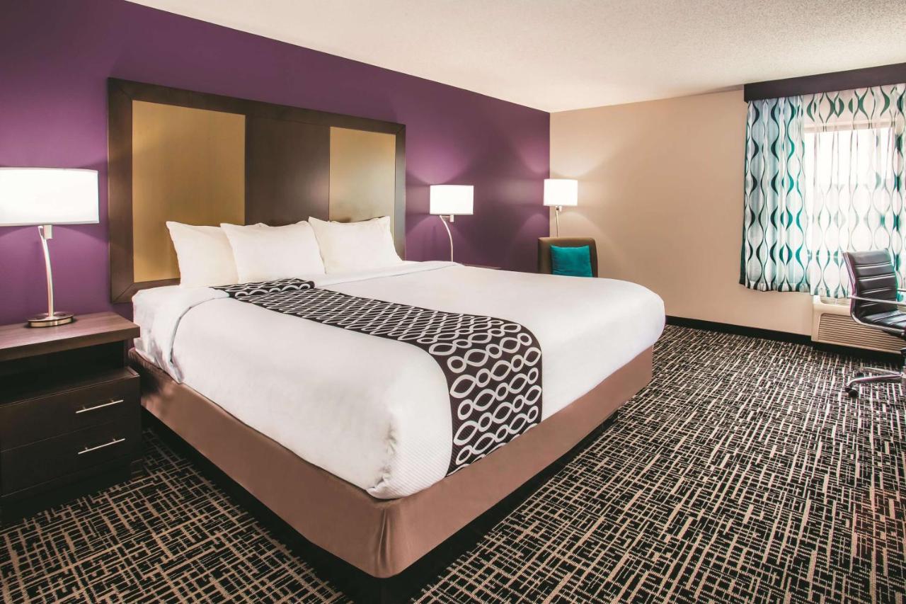 King Room at La Quinta Inn & Suites by Wyndham Cincinnati NE - Mason