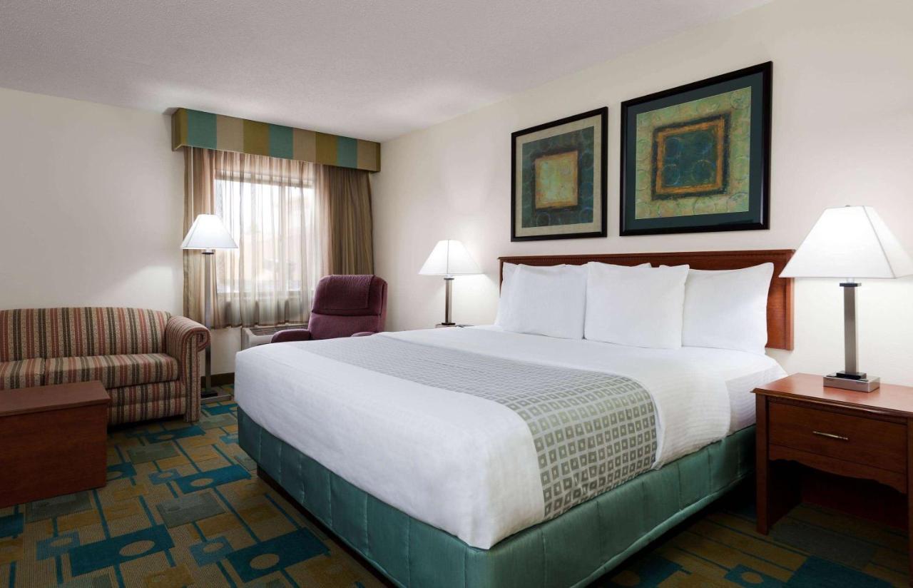 King Room with Sofa Bed at La Quinta Inn by Wyndham Chicago Willowbrook