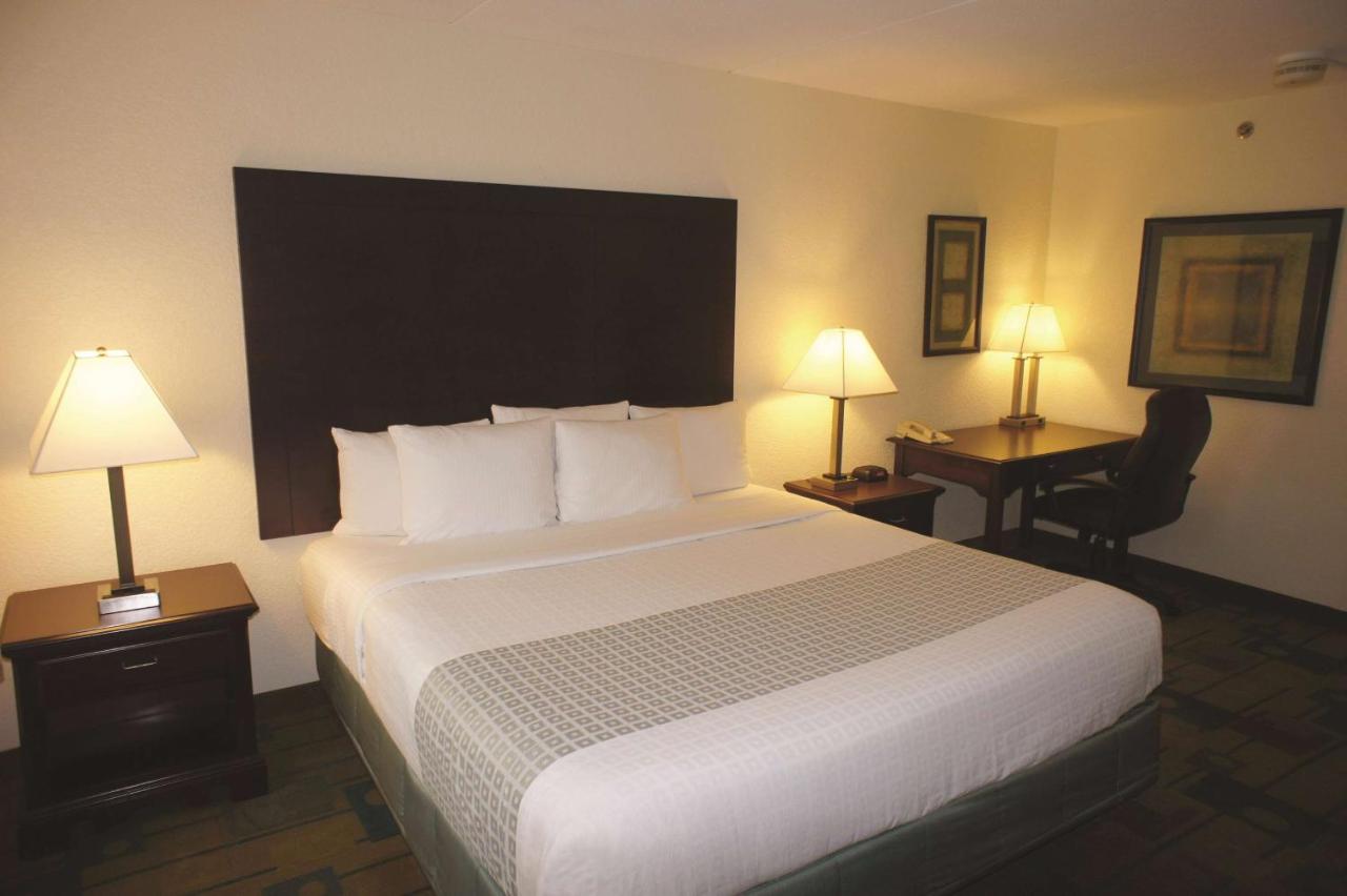 Deluxe One-Bedroom Queen Suite with Mobility/Hearing Access and Views - Non-Smoking at La Quinta Inn & Suites by Wyndham Boston Somerville