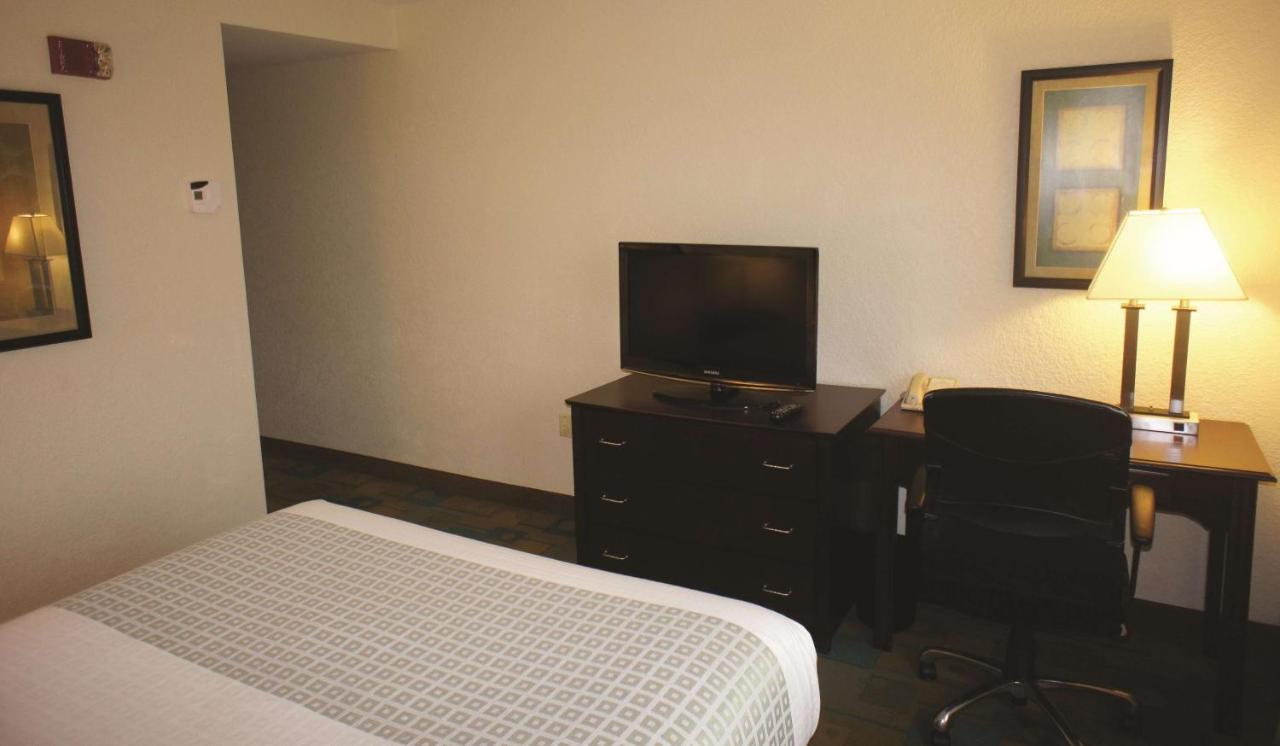 Standard Queen Room at La Quinta Inn & Suites by Wyndham Boston Somerville