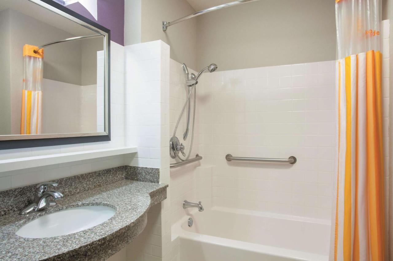 King Room with Bath Tub - Mobility/Hearing Accessible - Non-Smoking at La Quinta Inn & Suites by Wyndham Fort Walton Beach