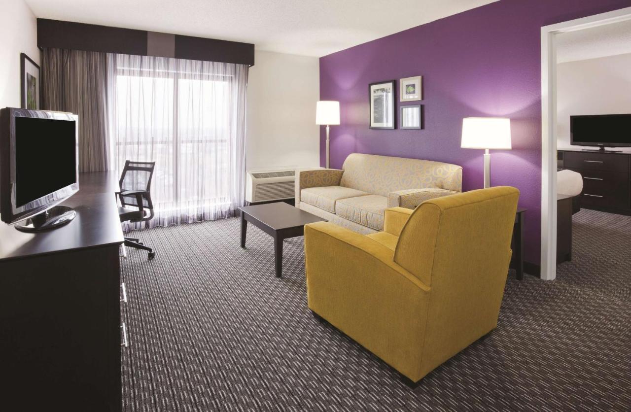 Deluxe King Room at Bloom Hotel