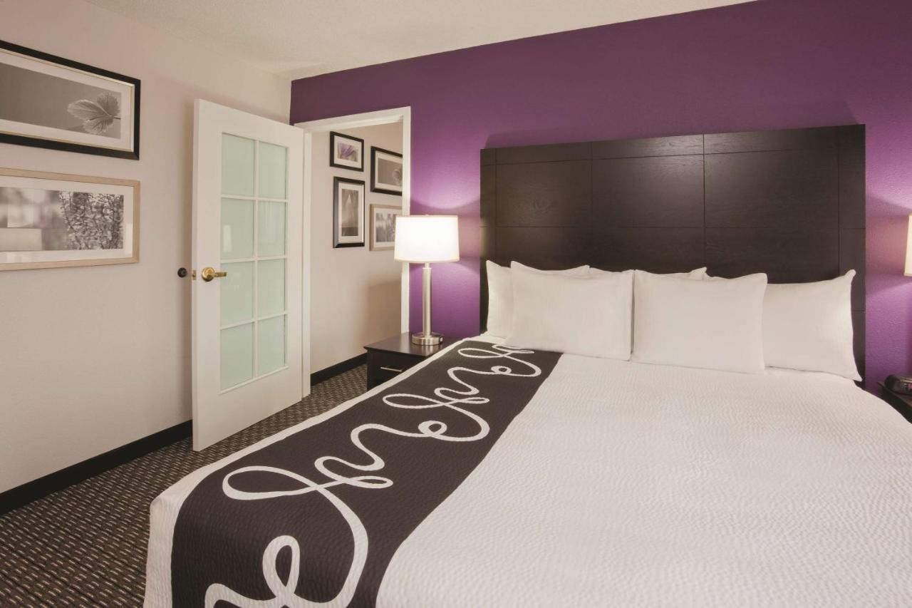 Deluxe King Suite with Mobility/Hearing Impaired Access - Non-Smoking at Bloom Hotel