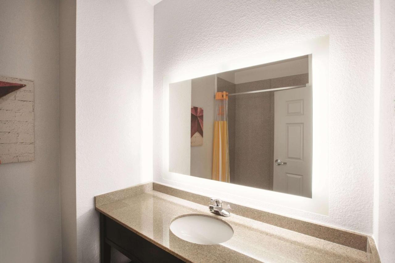 King Room at La Quinta Inn & Suites by Wyndham Mansfield TX