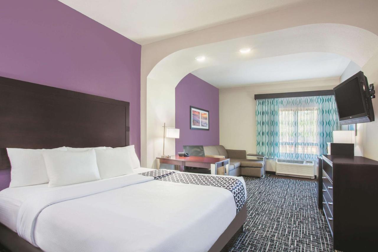 King Room with Bath Tub - Mobility/Hearing Accessible - Non-Smoking at La Quinta Inn & Suites by Wyndham Fort Walton Beach