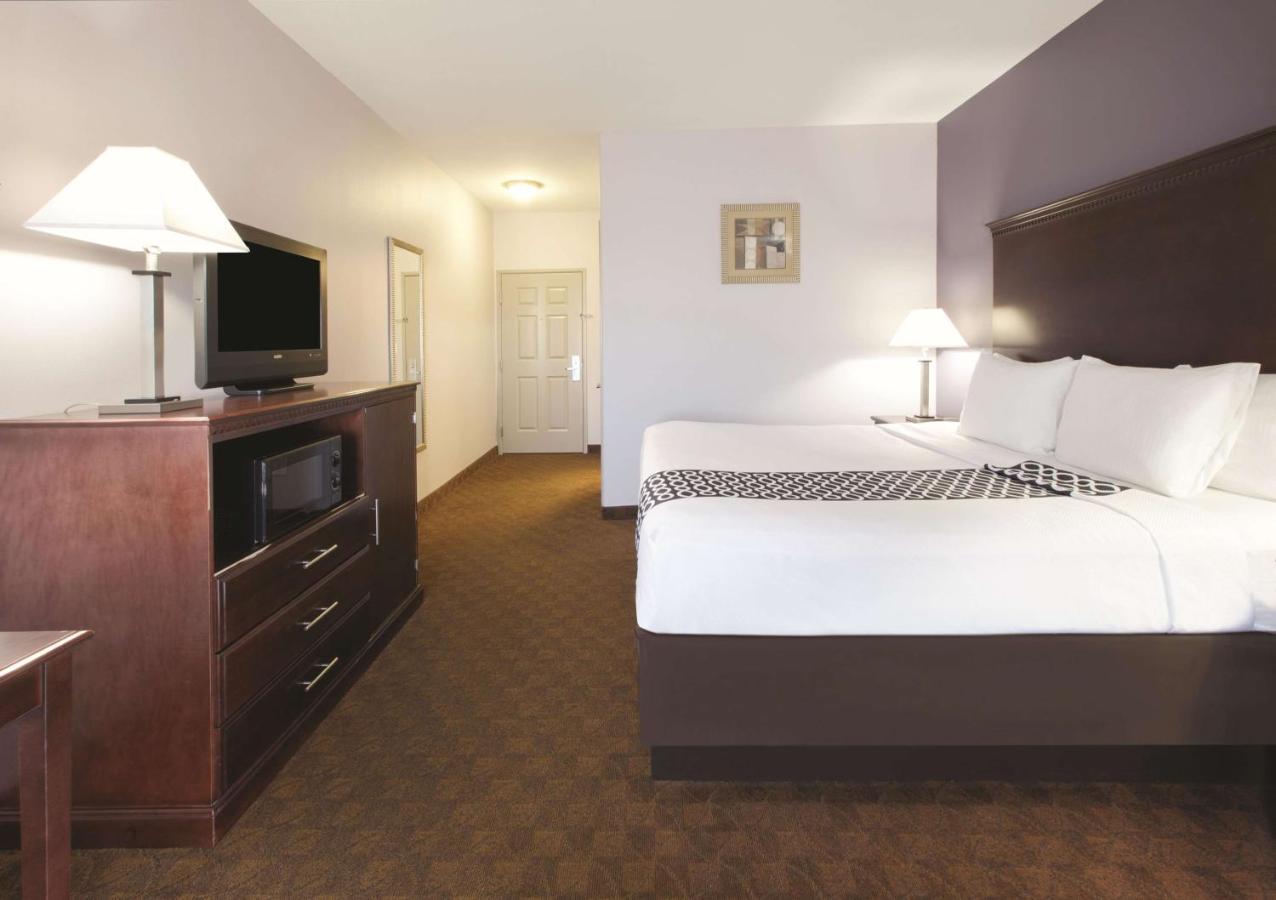 King Room with Bath Tub - Mobility/Hearing Accessible - Non-Smoking at La Quinta Inn & Suites by Wyndham Corsicana