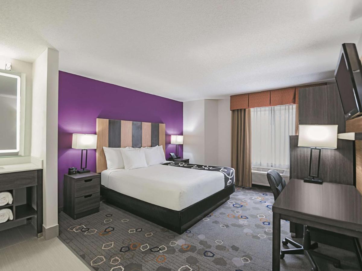 Deluxe King Room at La Quinta Inn & Suites by Wyndham Minneapolis Northwest