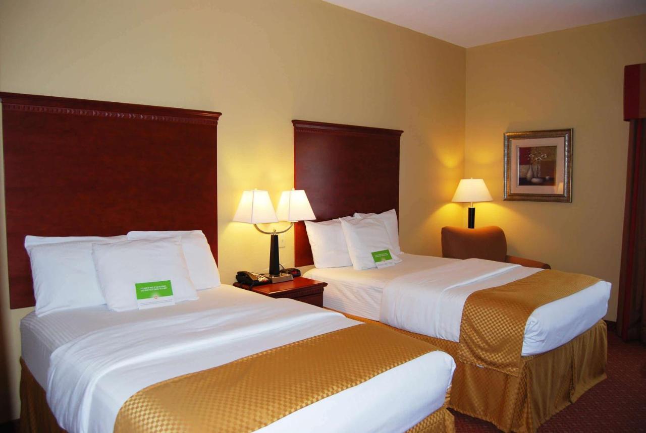 Double Room with Two Double Beds and Bath Tub - Mobility/Hearing Accessible - Non-Smoking at La Quinta Inn & Suites by Wyndham Fairfield TX