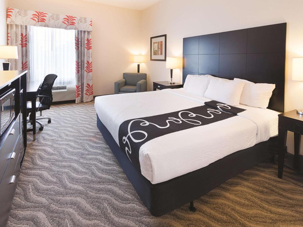 King Room with Bath Tub - Mobility/Hearing Accessible - Non-Smoking at La Quinta Inn & Suites by Wyndham Glen Rose