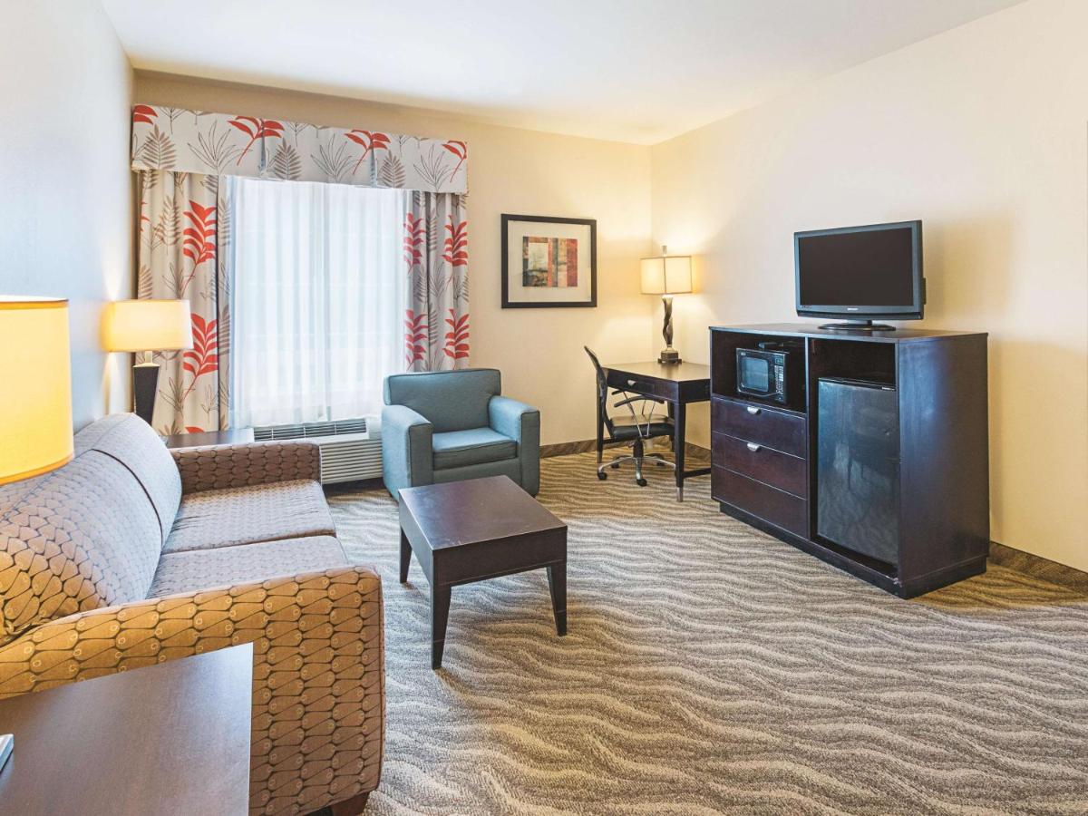 1 King Bed, Mobility/Hearing Access Family Suite, Tub w/ Grab Bars, Non-Smoking at La Quinta Inn & Suites by Wyndham Glen Rose