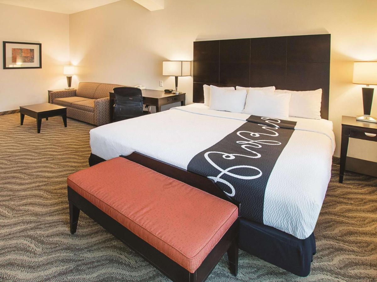 Deluxe King Room with Bath Tub - Mobility/Hearing Accessible - Non-Smoking at La Quinta Inn & Suites by Wyndham Glen Rose