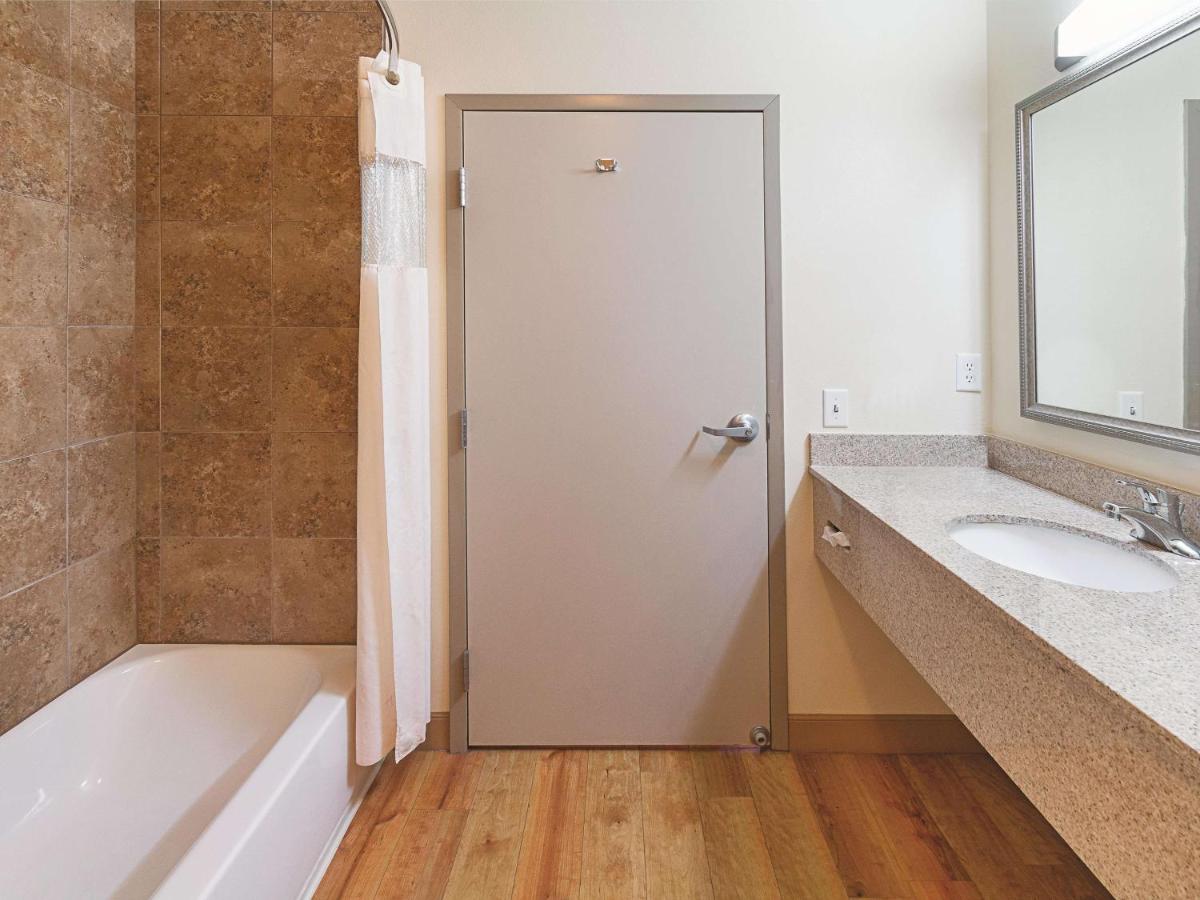 Deluxe King Room at La Quinta Inn & Suites by Wyndham Glen Rose