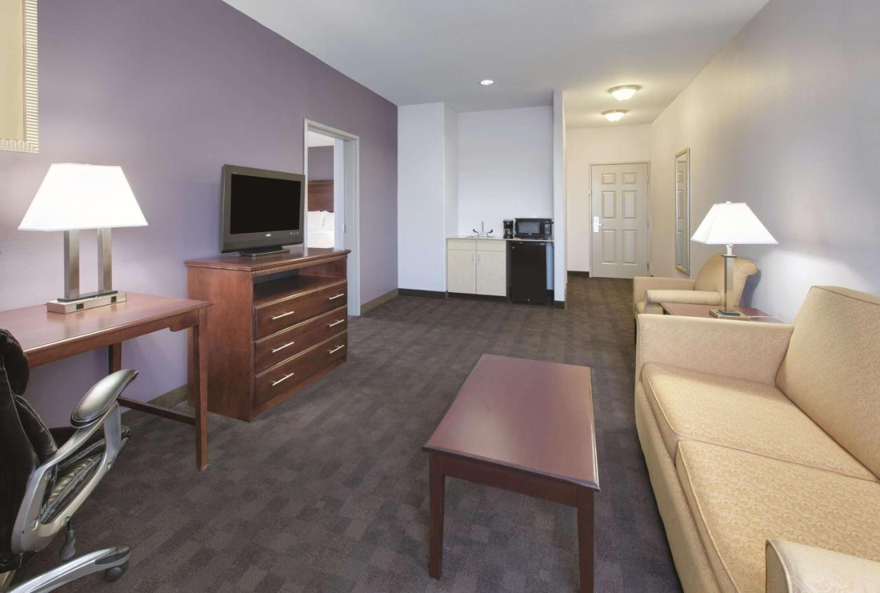 King Suite with Bath Tub - Mobility/Hearing Accessible - Non-Smoking at La Quinta Inn & Suites by Wyndham Corsicana