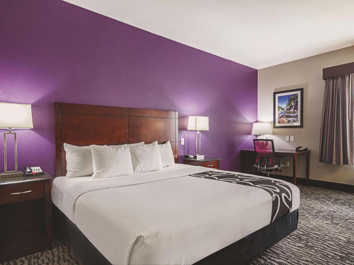 Deluxe King Room at La Quinta Inn & Suites by Wyndham Fresno Northwest