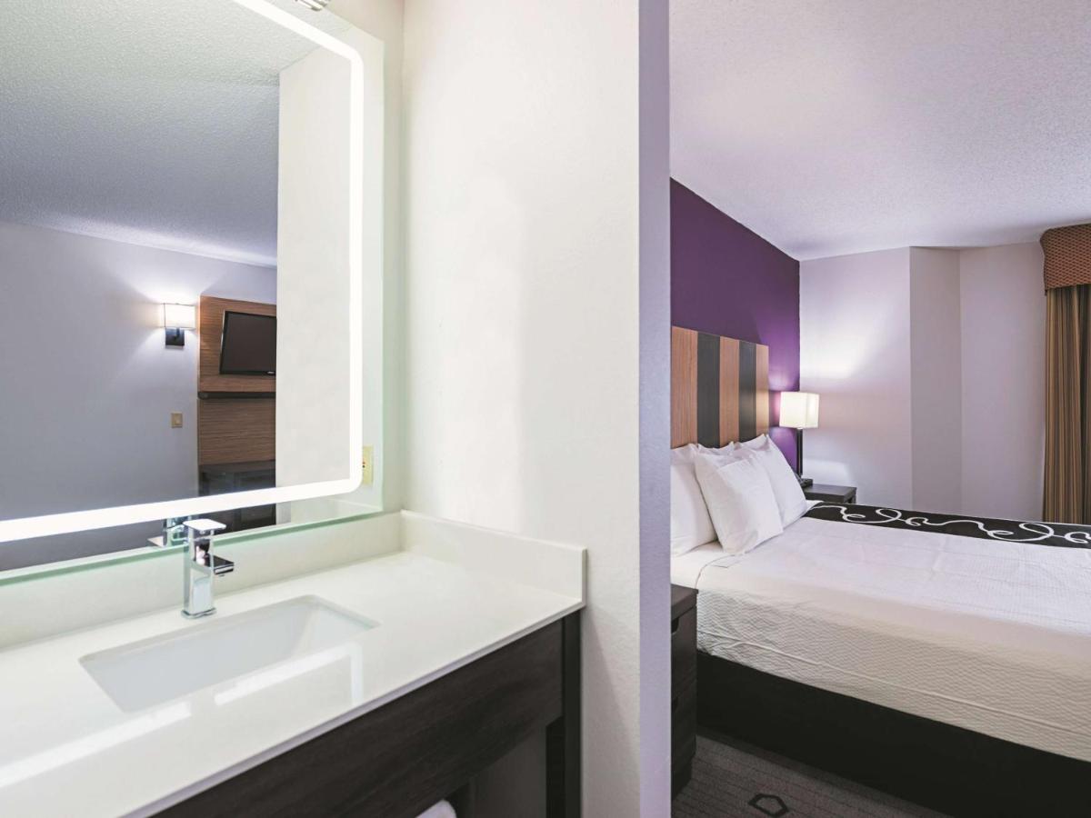 Deluxe King Room at La Quinta Inn & Suites by Wyndham Minneapolis Northwest