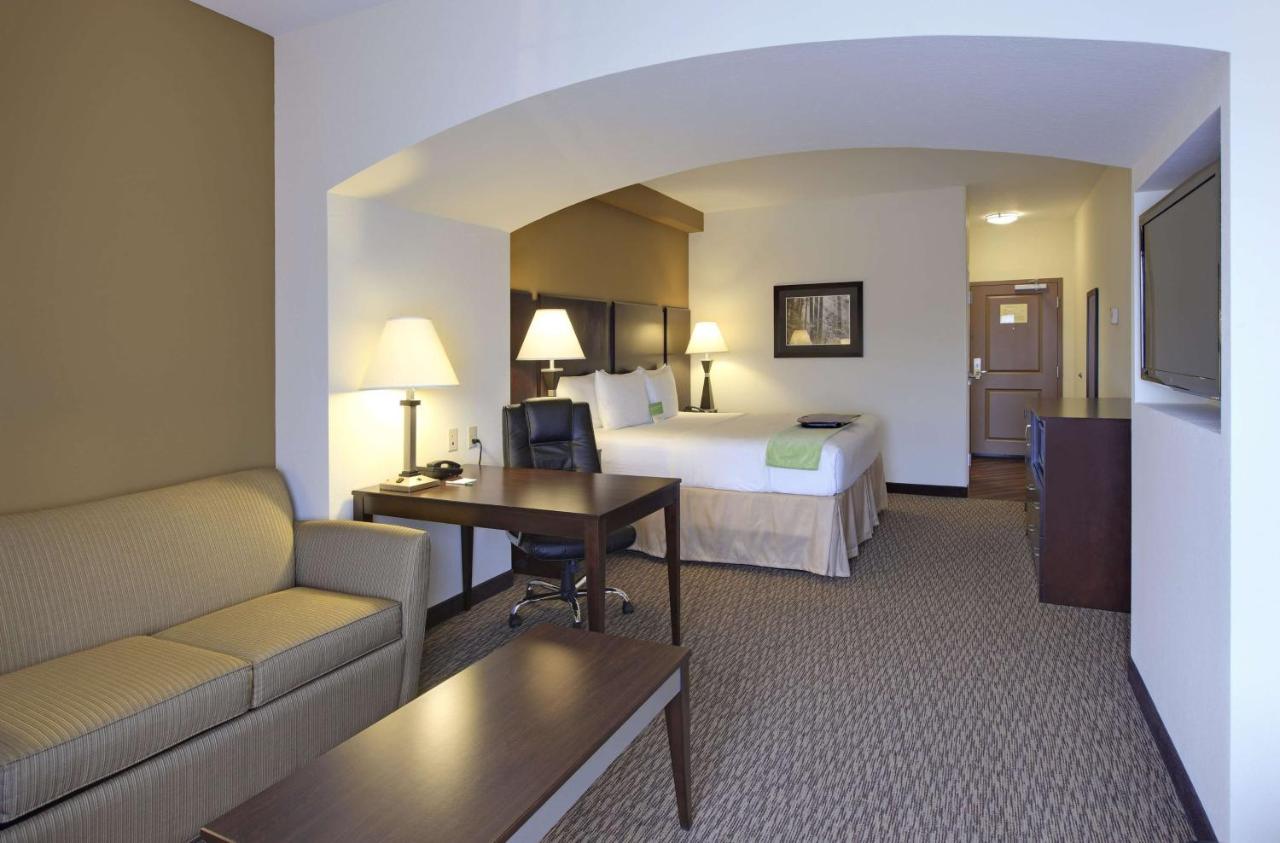 King Deluxe Studio Room - Non Smoking at La Quinta Inn & Suites by Wyndham Memphis Wolfchase