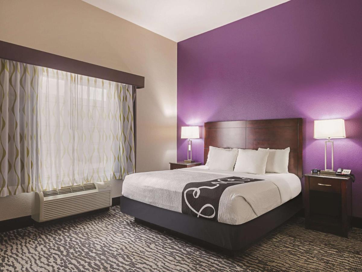 King Suite - Mobility/Hearing Accessible with Bath Tub - Non-Smoking at La Quinta Inn & Suites by Wyndham Fresno Northwest