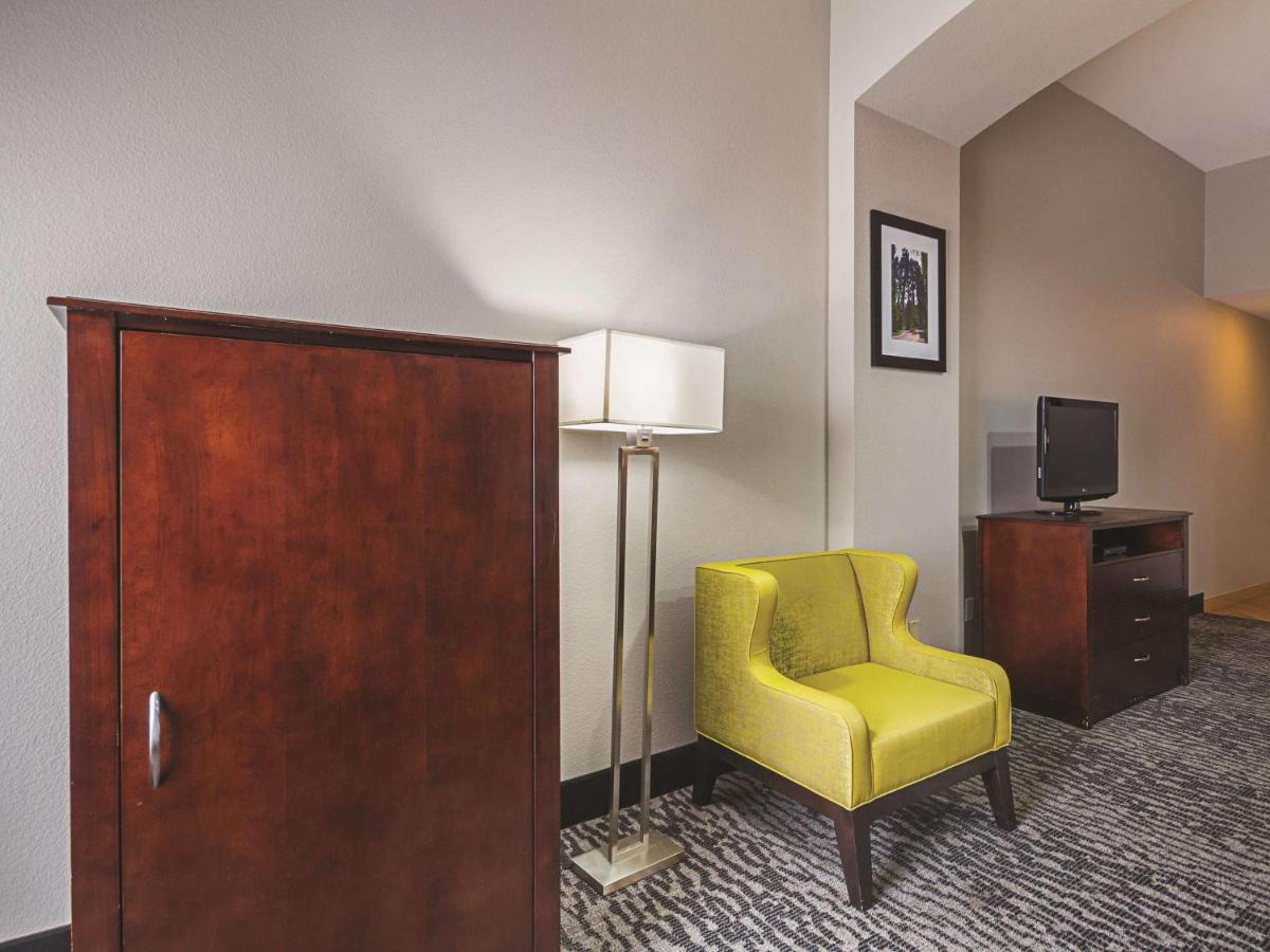 Executive Room at La Quinta Inn & Suites by Wyndham Fresno Northwest