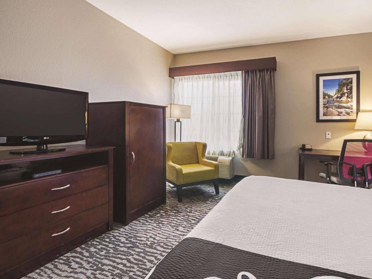 King Room with Roll-In Shower - Mobility/Hearing Accessible - Non-Smoking at La Quinta Inn & Suites by Wyndham Fresno Northwest