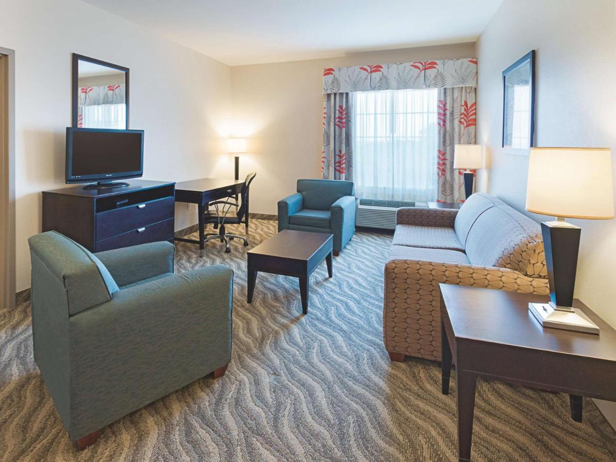 1 King Bed, Deluxe Executive Suite, Family Room, Countryside View, Non-Smoking at La Quinta Inn & Suites by Wyndham Glen Rose