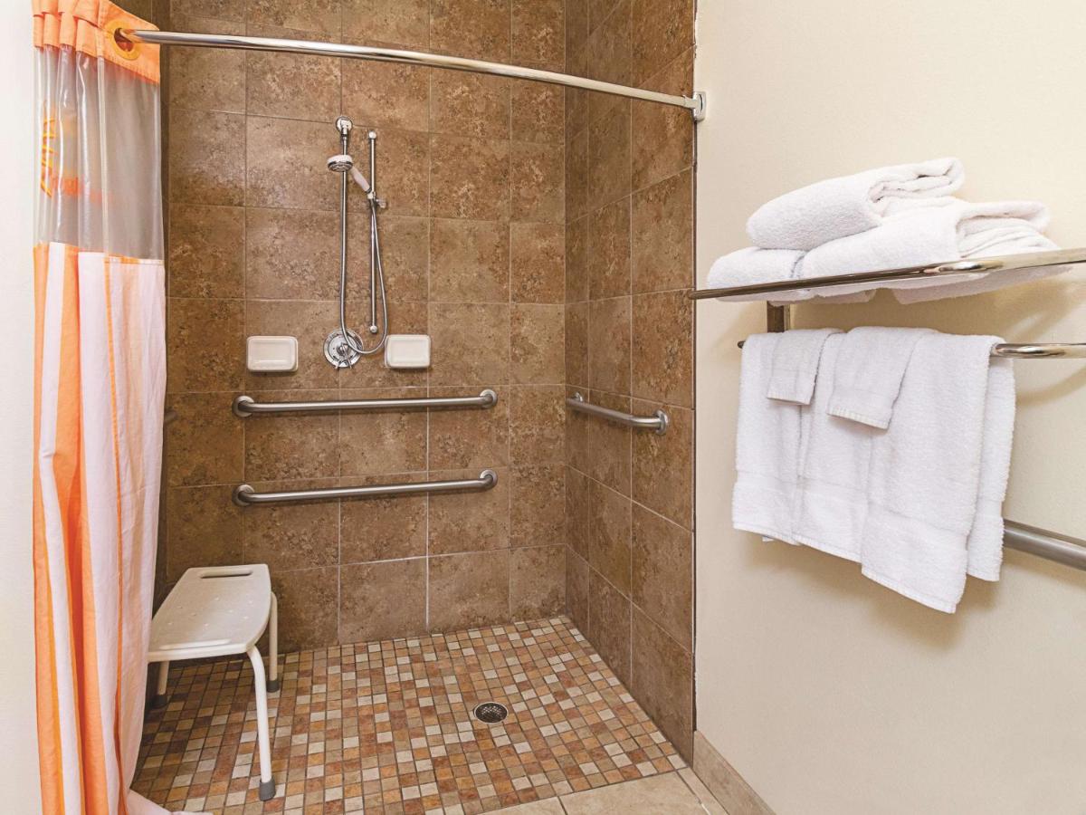 Deluxe King Room with Bath Tub - Mobility/Hearing Accessible - Non-Smoking at La Quinta Inn & Suites by Wyndham Glen Rose