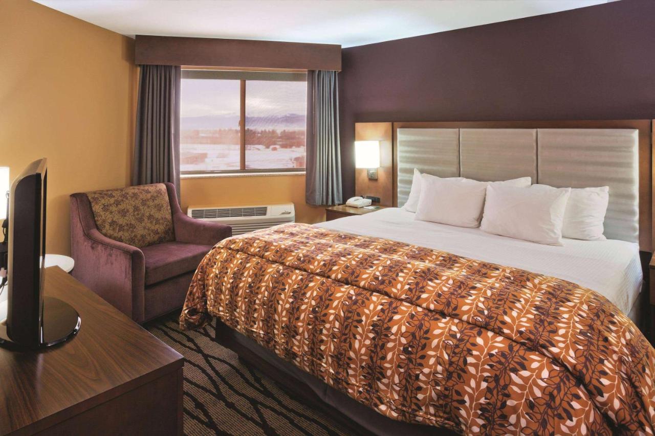 King Suite with Mountain View - Non-Smoking at La Quinta Inn & Suites by Wyndham Butte