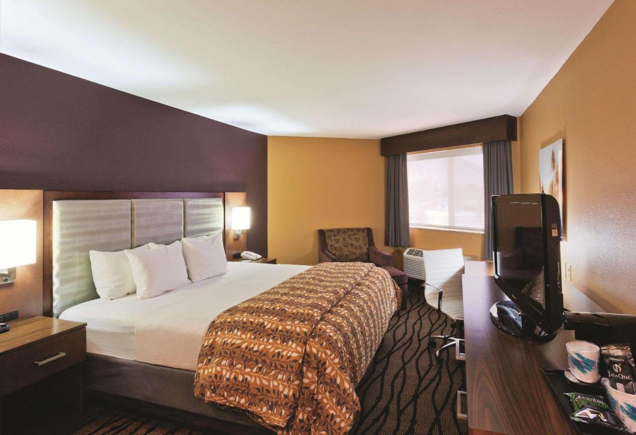 Deluxe King Room at La Quinta Inn & Suites by Wyndham Butte