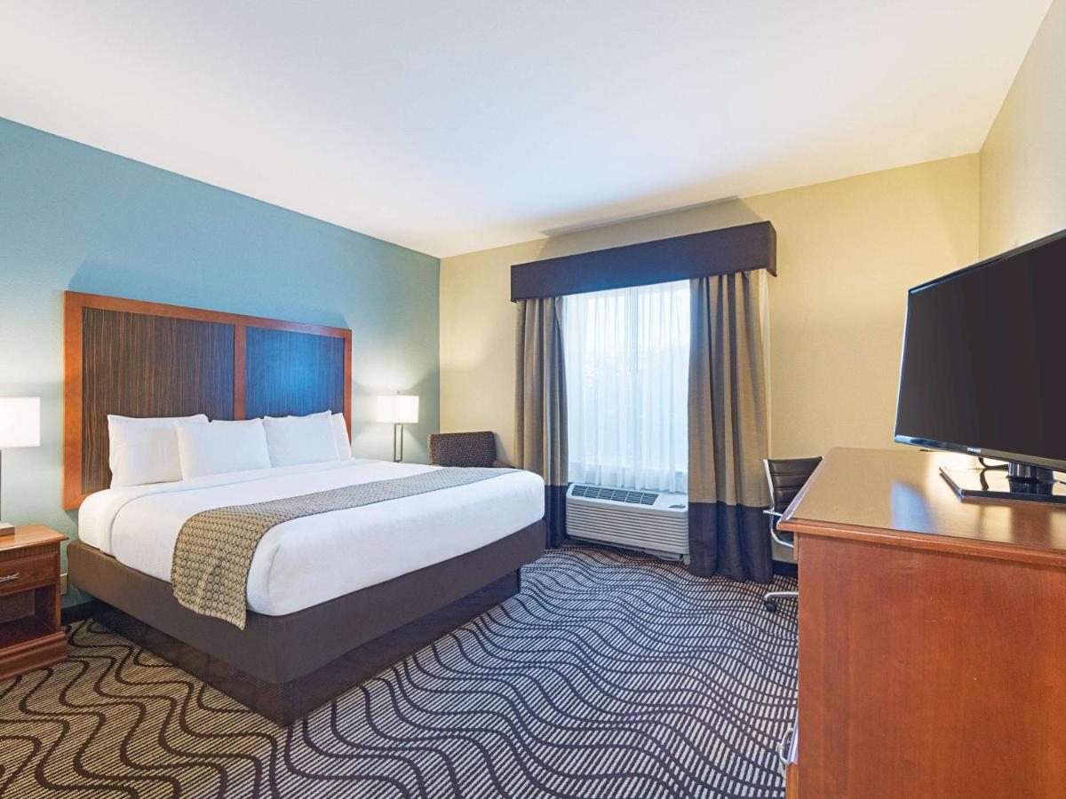 Deluxe King Room with Roll In Shower - Mobility/Hearing Accessible - Non-Smoking at La Quinta Inn & Suites by Wyndham Mathis