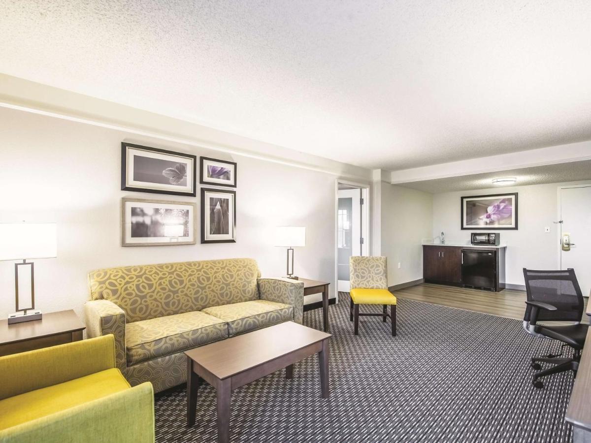 One Bedroom Suite with Two Queen Beds and SofaBed at La Quinta Inn & Suites by Wyndham Cincinnati Sharonville