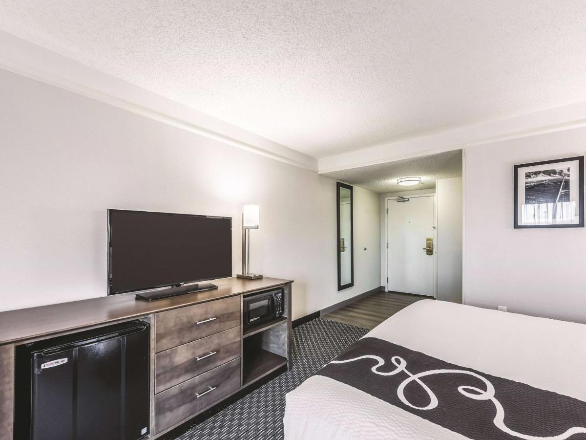 Executive King Room at La Quinta Inn & Suites by Wyndham Cincinnati Sharonville