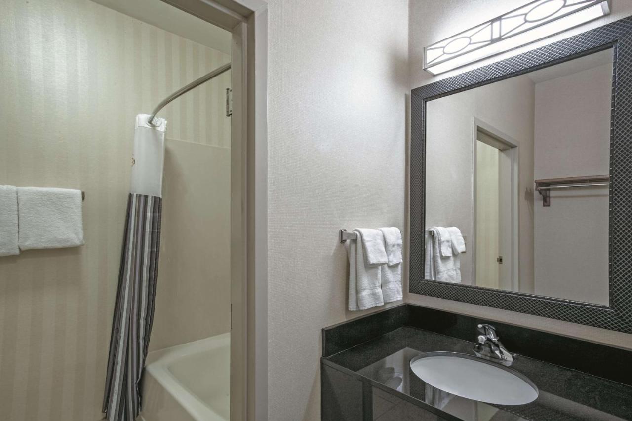 King Room at La Quinta Inn & Suites by Wyndham Manassas Battlefield