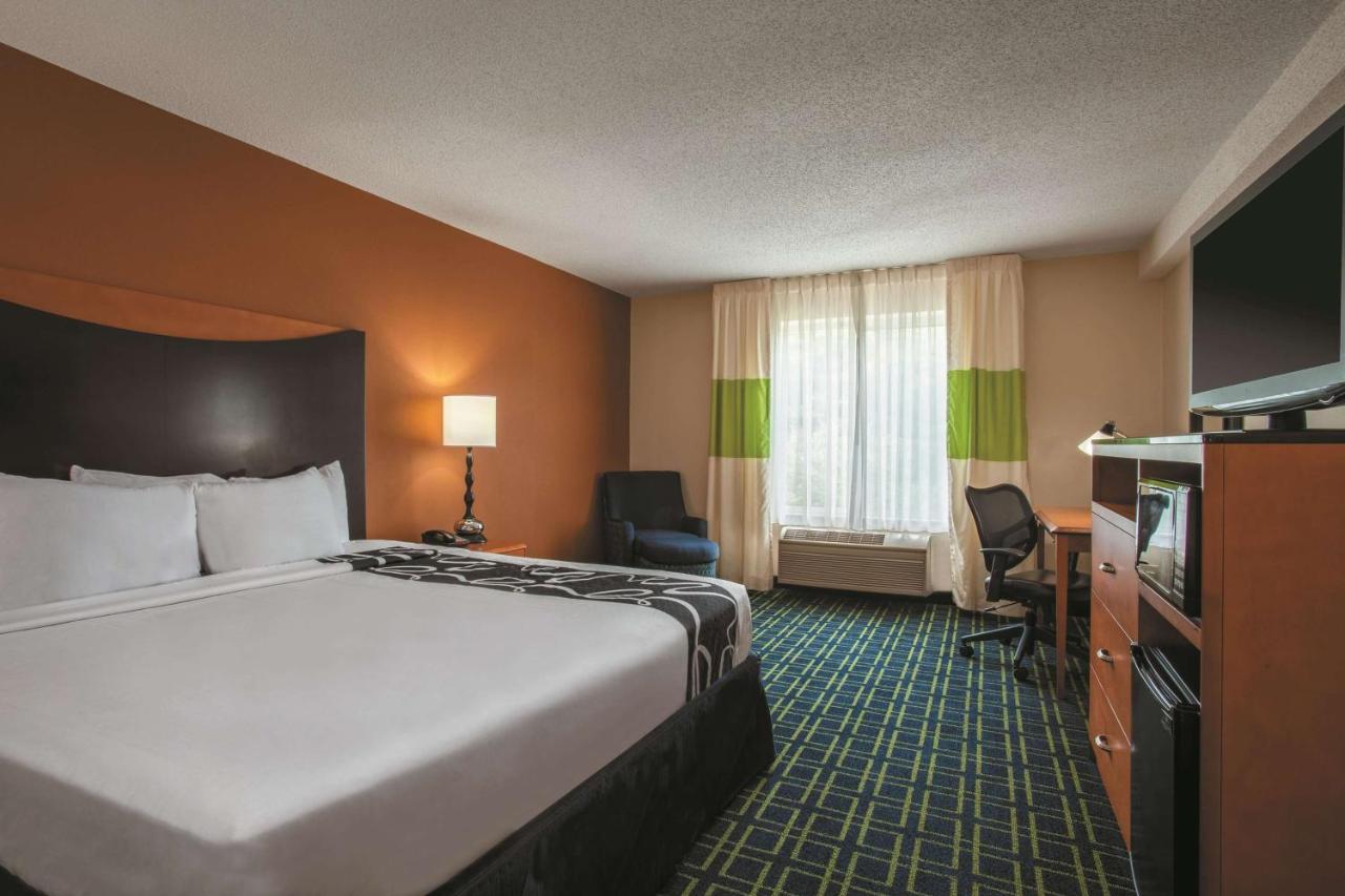 King Room at La Quinta Inn & Suites by Wyndham Manassas Battlefield