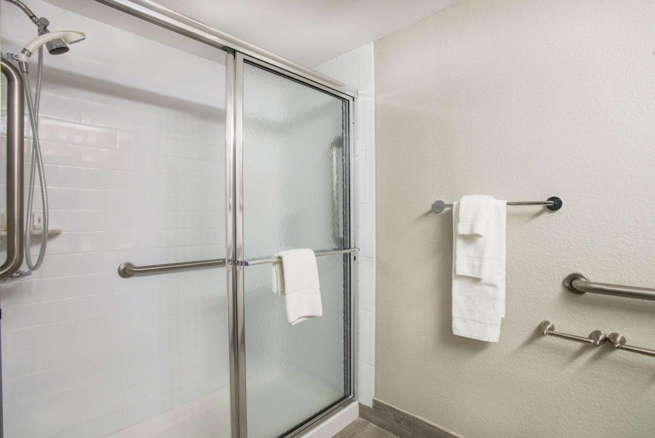 King Room - Disability Access at La Quinta Inn & Suites by Wyndham DC Metro Capital Beltway