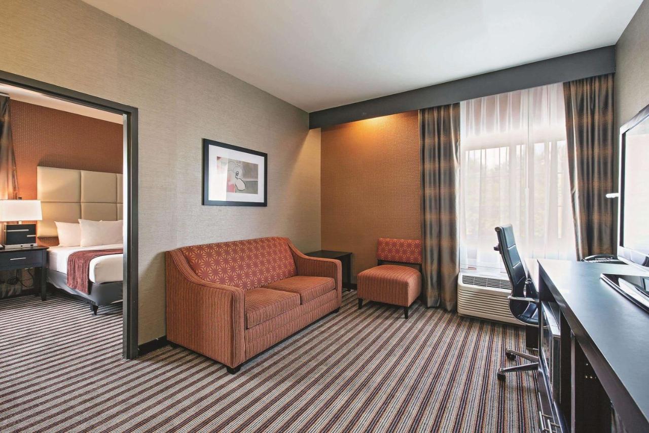 One-Bedroom King Suite - Mobility and Hearing Impaired Access/Non-Smoking at La Quinta Inn & Suites by Wyndham Harrisburg-Hershey