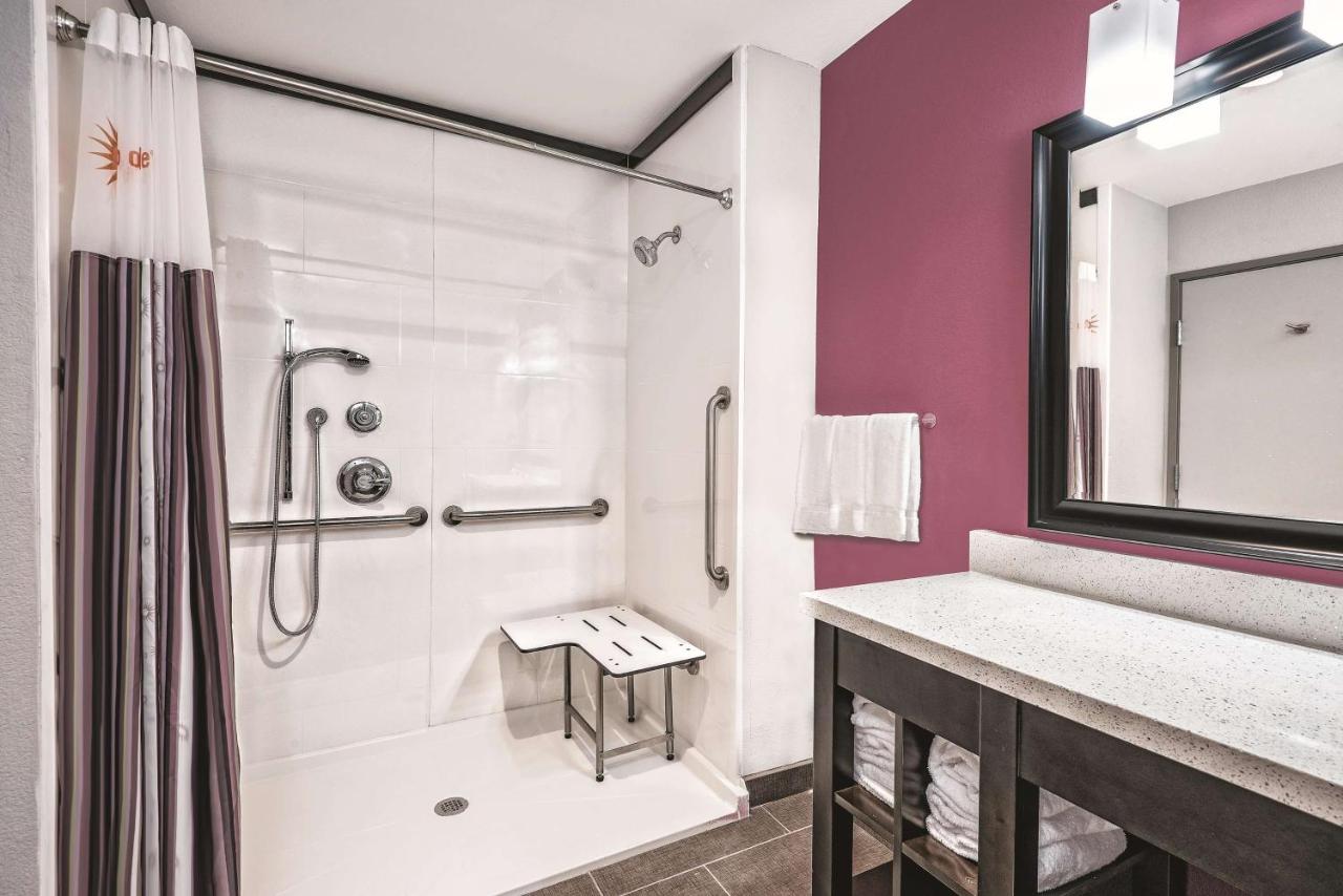 Deluxe King Room with Bath Tub - Mobility/Hearing Accessible - Non-Smoking at La Quinta Inn & Suites by Wyndham Dallas Grand Prairie North