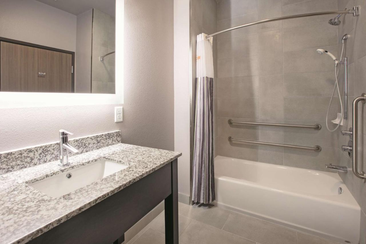 1 King Bed, Deluxe Mobility/Hearing Access Room, Bathtub w/Grab Bars, No-Smoking at La Quinta Inn & Suites by Wyndham Amarillo Airport