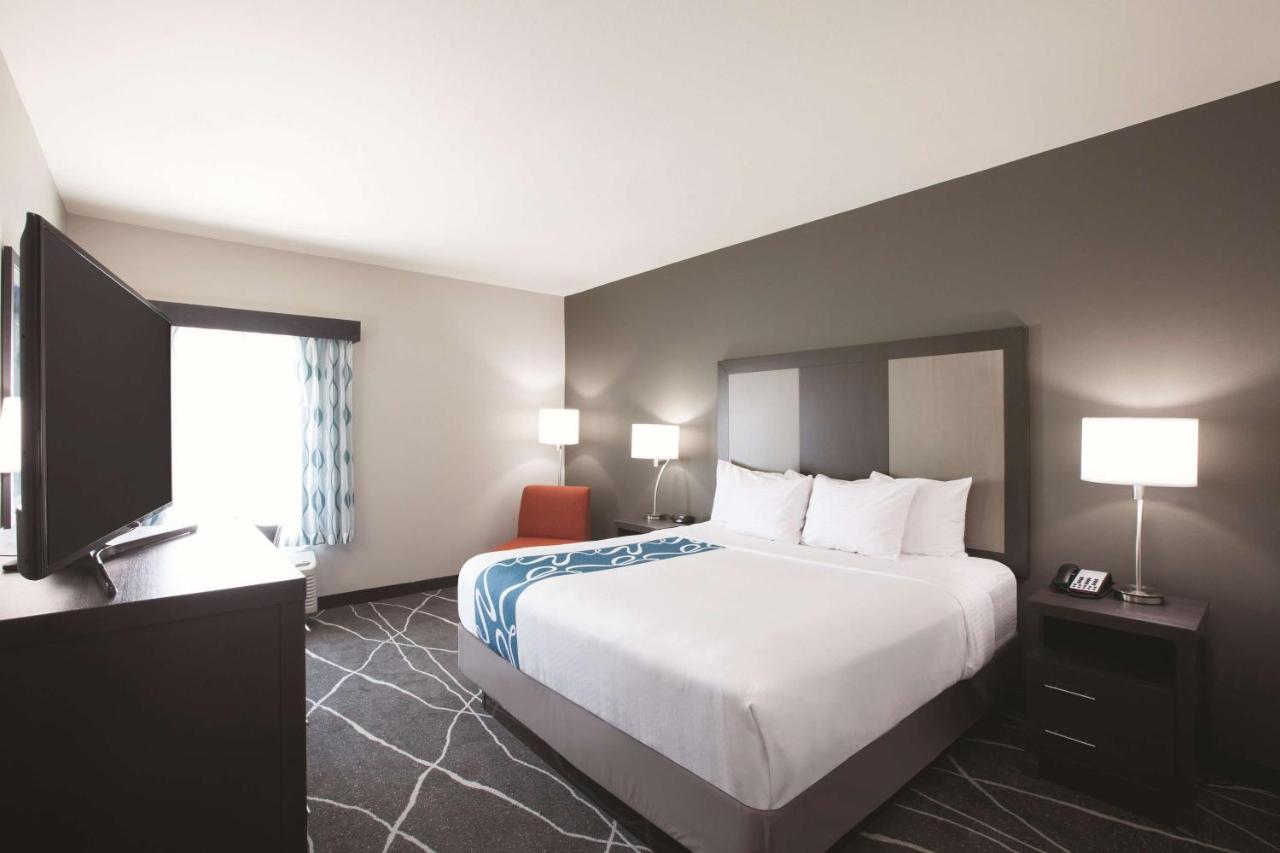 King Room at La Quinta Inn & Suites by Wyndham Tulsa Broken Arrow