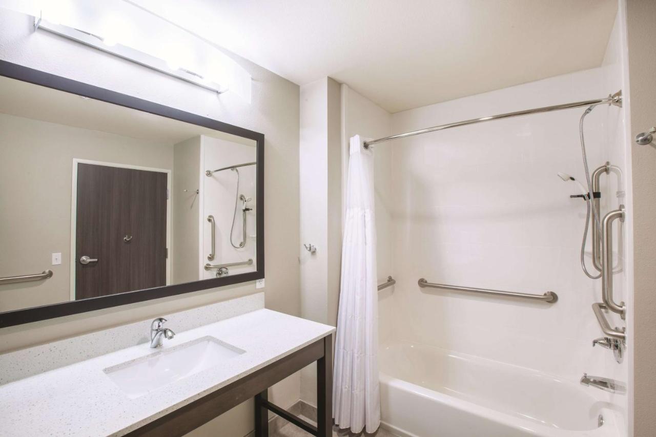 King Room - Mobility Access/Non-Smoking at La Quinta Inn & Suites by Wyndham Tulsa Broken Arrow