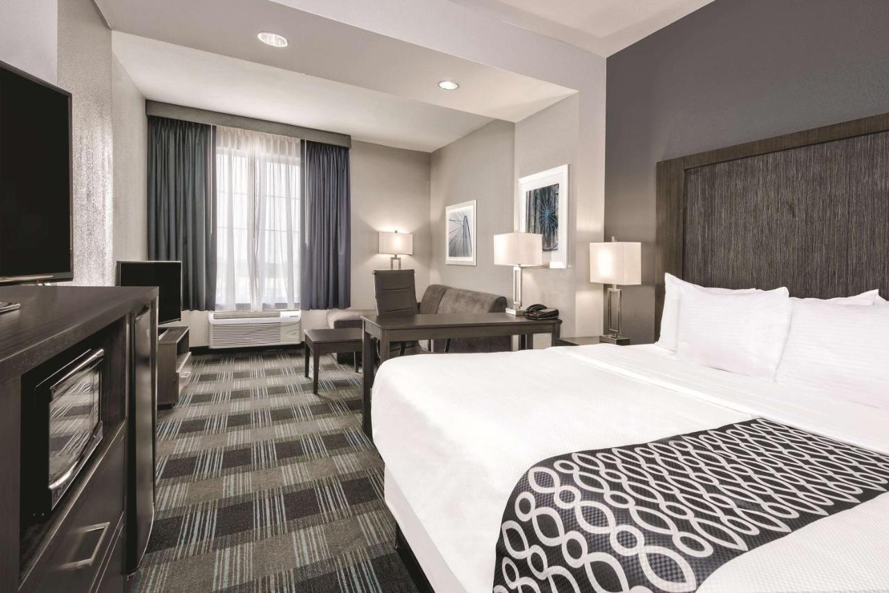 King Suite at La Quinta Inn & Suites by Wyndham Victoria - South