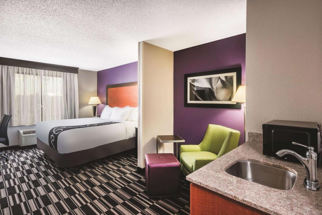 Deluxe King Room with Bath Tub - Mobility Accessible - Non-Smoking at La Quinta Inn & Suites by Wyndham Norwich-Plainfield-Casino