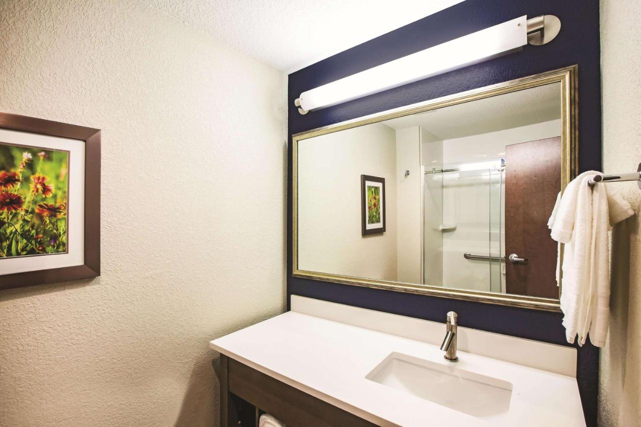 Superior King Room at La Quinta Inn & Suites by Wyndham Wichita Northeast