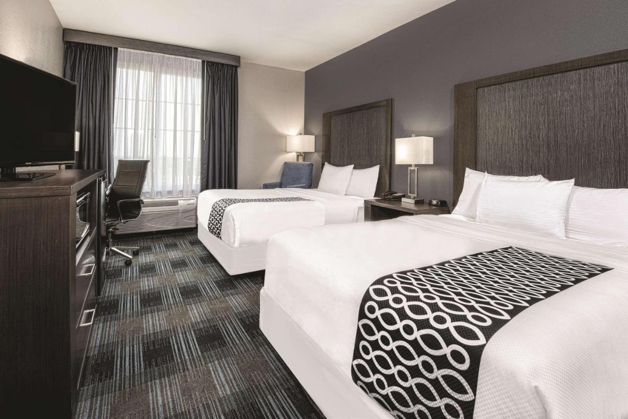 Queen Room with Two Queen Beds and Bath Tub - Mobility Accessible/Non-Smoking at La Quinta Inn & Suites by Wyndham Victoria - South