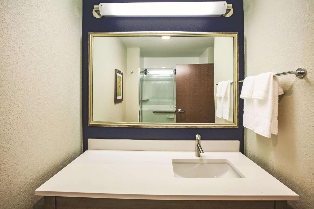 Deluxe King Studio with Mobility/Hearing Impaired Access - Non-Smoking at La Quinta Inn & Suites by Wyndham Wichita Northeast