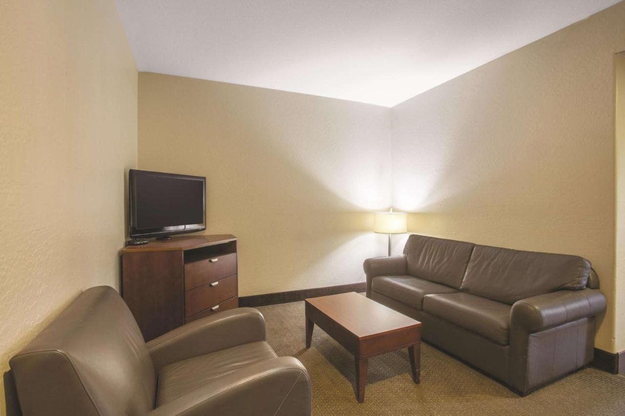 King Suite - Pet Friendly 1st Floor Only - Non-Smoking at La Quinta Inn & Suites by Wyndham Conference Center Prescott