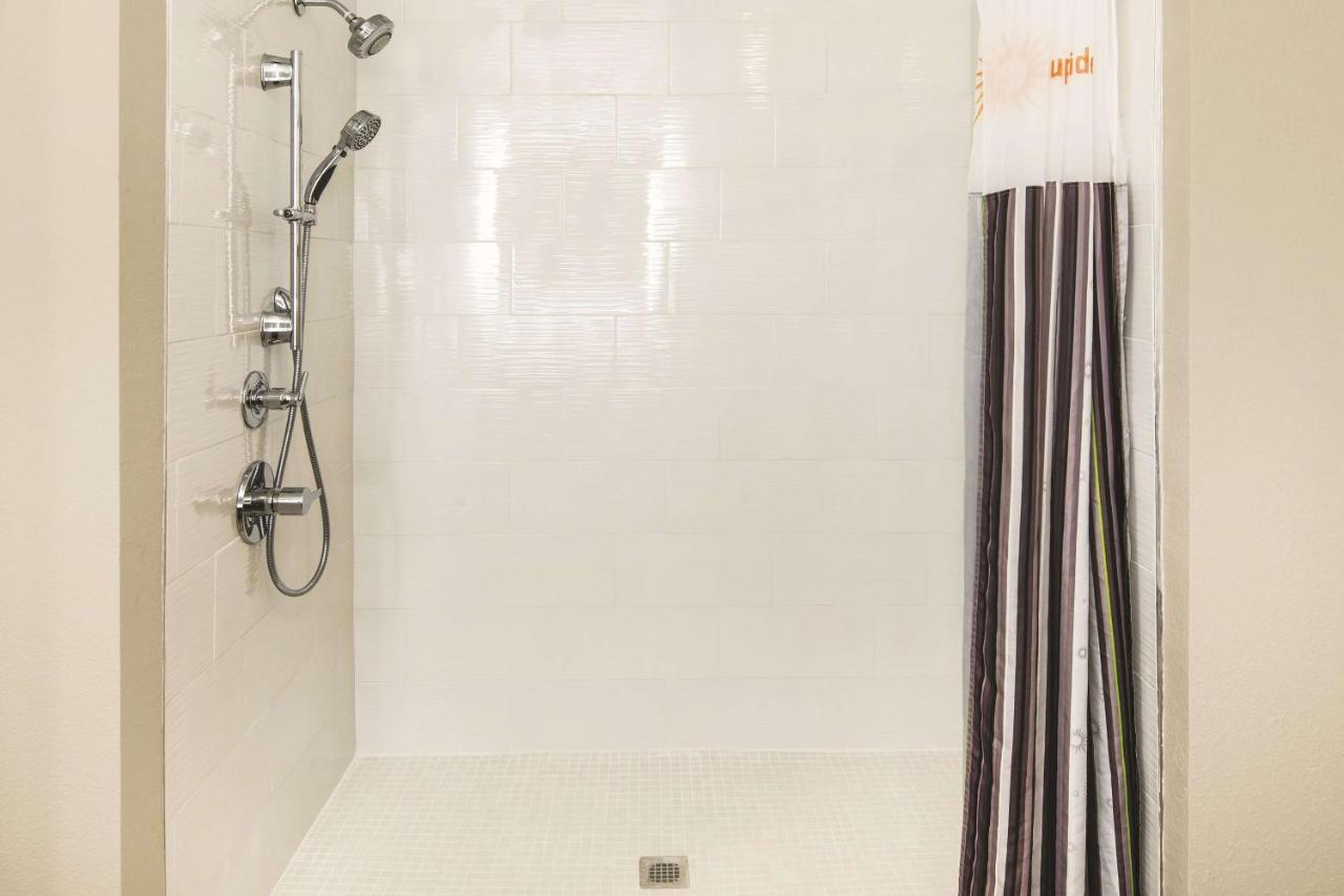 King Room - Mobility Access/Non-Smoking at La Quinta Inn & Suites by Wyndham Milledgeville