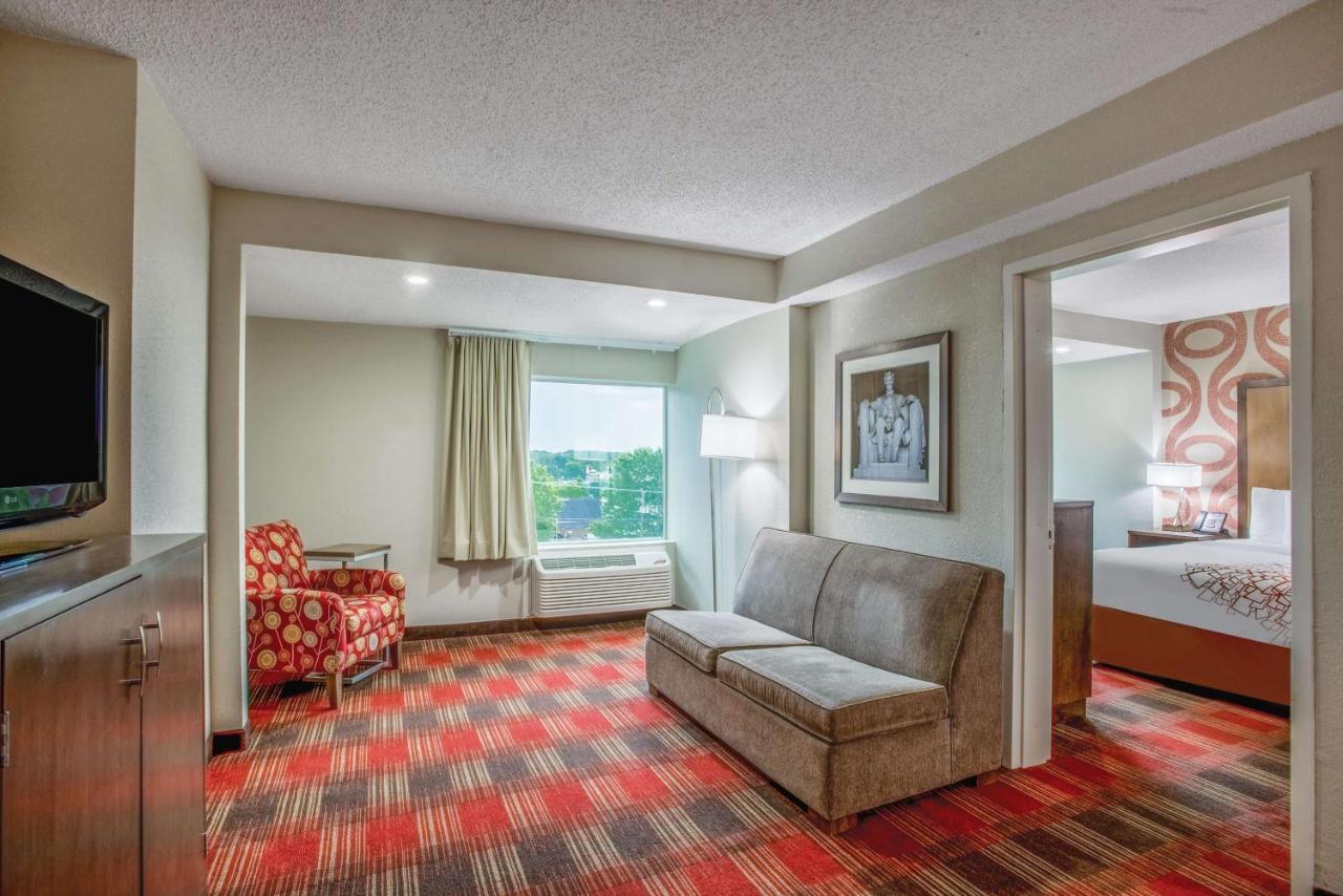 Deluxe King Suite at La Quinta Inn & Suites by Wyndham DC Metro Capital Beltway