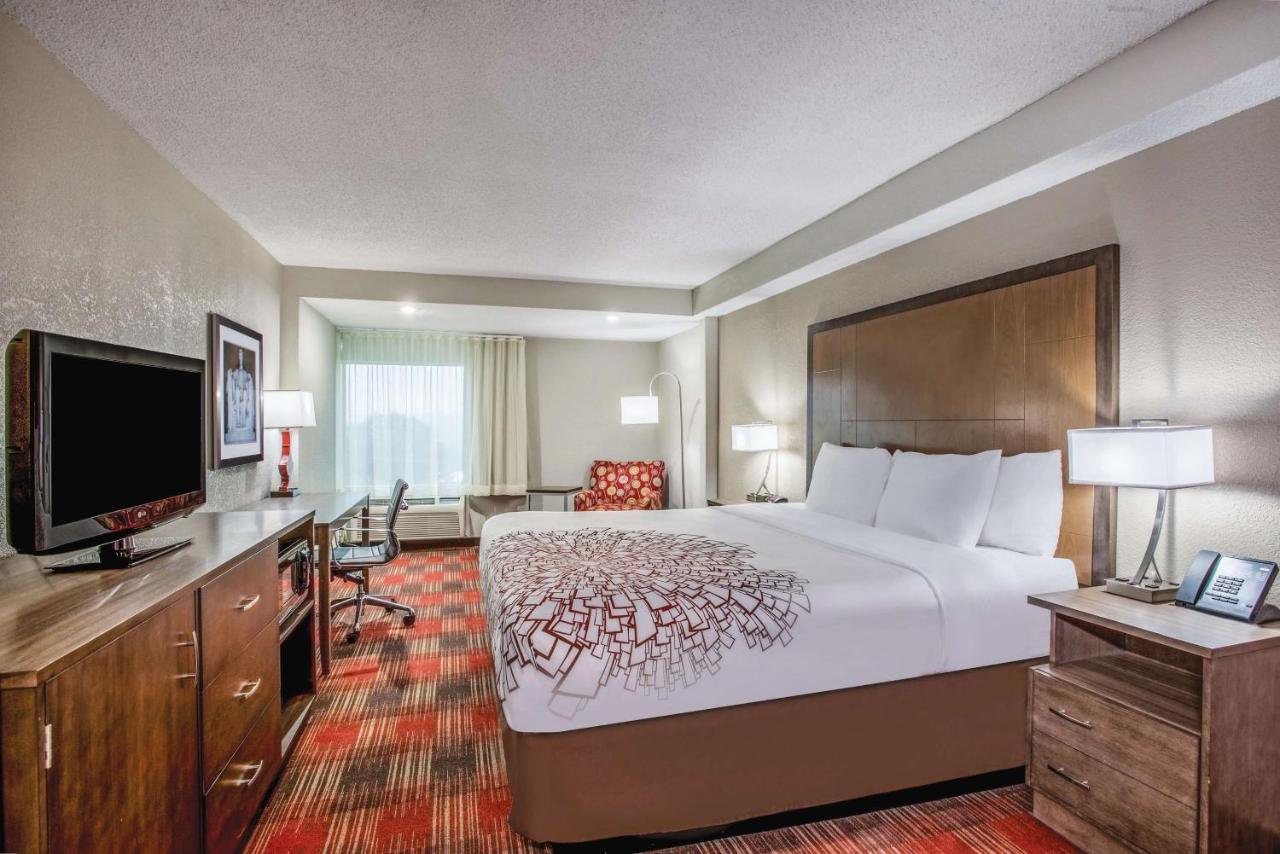 1 King Bed w/Microwave & Fridge at La Quinta Inn & Suites by Wyndham DC Metro Capital Beltway